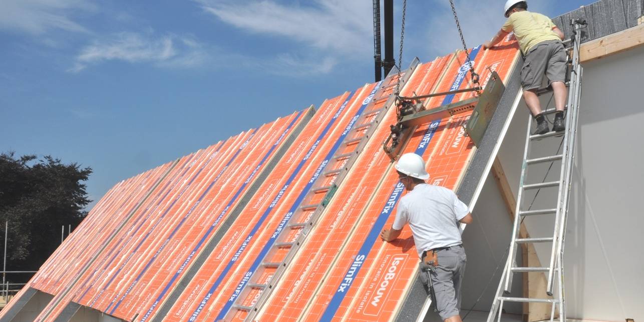 dakisolatie plaatsen op een hellend dak